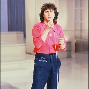 Elle rappelle que le chanteur ne voulait pas monter dans l’hélicoptère ce jour-là.

Archives - Daniel Balavoine sur le plateau d'une émission. © Daniel Angeli / Bestimage