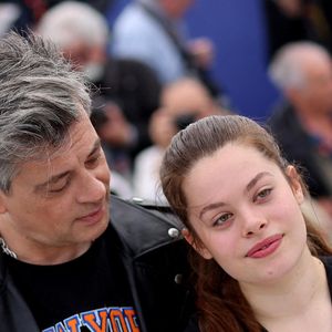 Dans une récente interview pour "Télé 7 Jours", l’artiste s’est confié sur la relation entre ses deux filles.


Benjamin Biolay et sa fille Anna Biolay au photocall de "Rosalie" lors du 76ème Festival International du Film de Cannes, le 18 mai 2023.
© Jacovides/Moreau/Bestimage