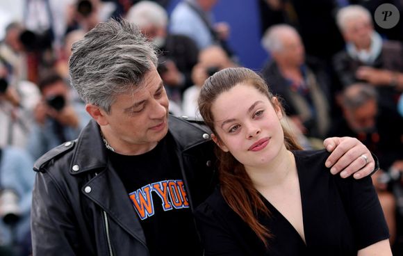 Dans une récente interview pour "Télé 7 Jours", l’artiste s’est confié sur la relation entre ses deux filles.


Benjamin Biolay et sa fille Anna Biolay au photocall de "Rosalie" lors du 76ème Festival International du Film de Cannes, le 18 mai 2023.
© Jacovides/Moreau/Bestimage
