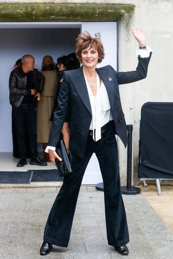 Inès de la Fressange au défilé de mode prêt à porter printemps-été 2025 "Chloé" lors de la Fashion Week de Paris, le 26 septembre 2024.

Photo : Christophe Clovis / Bestimage