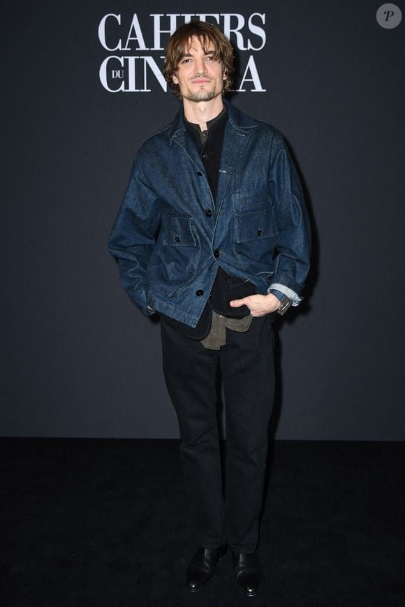 Niels Schneider assiste au Prix André Bazin Cahiers Du Cinéma à La Coupole à Paris, France, le 12 décembre 2024. Photo par Aurore Marechal/ABACAPRESS.COM