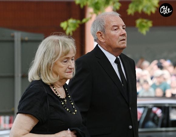 Deux jours plus tôt, des milliers de personnes s'étaient également rassemblées dans les rues de Mumbles pour assister au passage du cortège transportant le cercueil de la chanteuse.

Robert Sullivan, le mari de Bonnie Tyler, lors des funérailles de la chanteuse à la cathédrale St Mary de Swansea, au Pays de Galles, le 17 août 2026.

© Backgrid UK/ Bestimage