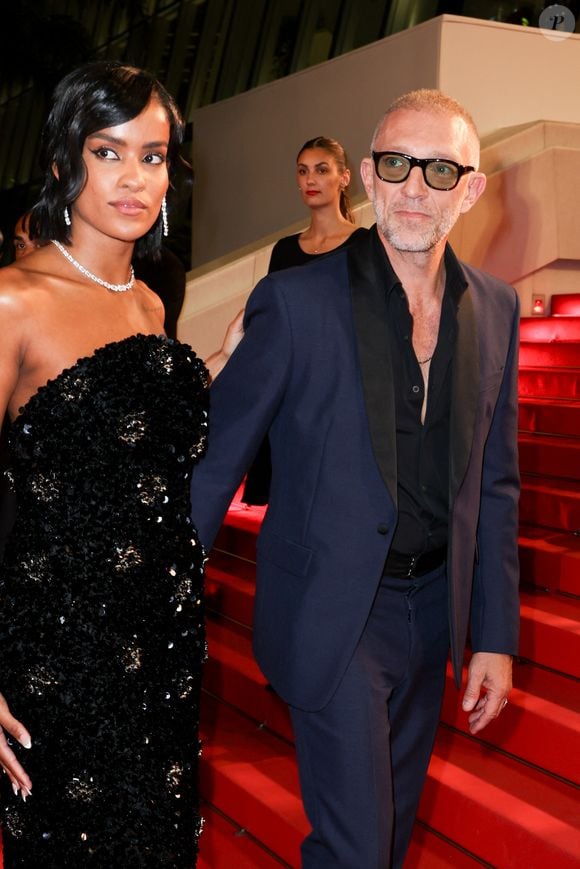 Vincent Cassel et sa compagne Narah Baptista - Montée des marches du film « Parthenope » lors du 77ème Festival International du Film de Cannes, au Palais des Festivals à Cannes. Le 21 mai 2024.
© Jacovides-Moreau / Bestimage