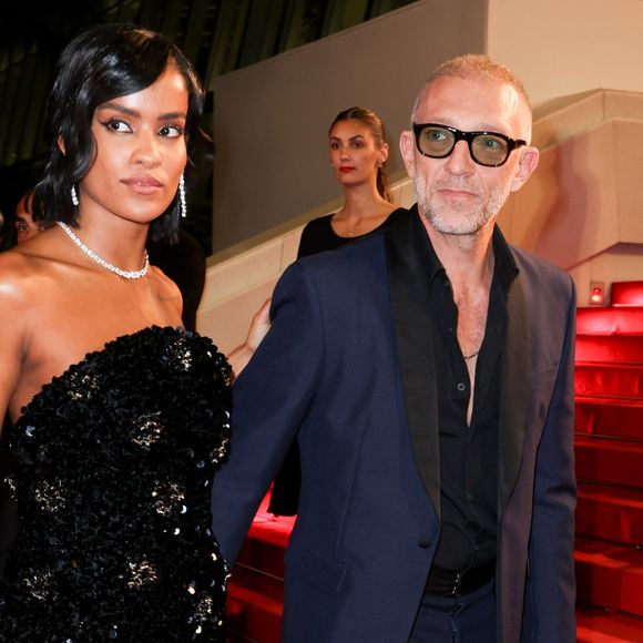 Vincent Cassel et sa compagne Narah Baptista - Montée des marches du film « Parthenope » lors du 77ème Festival International du Film de Cannes, au Palais des Festivals à Cannes. Le 21 mai 2024.
© Jacovides-Moreau / Bestimage