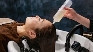 Il y a quatre mois, j'ai ajouté une étape à ma routine de lavage capillaire. Mes cheveux n'ont jamais été aussi beaux