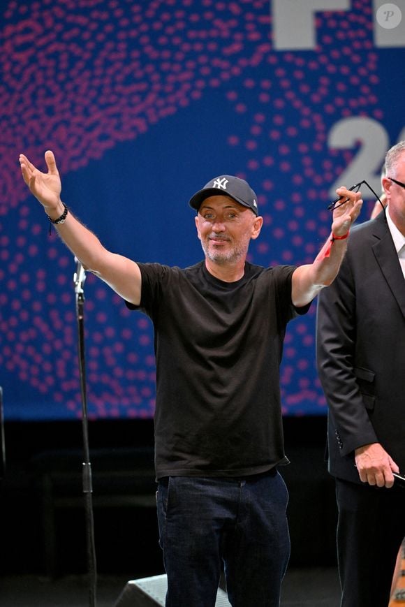 Gad Elmaleh a remis le Trophée Ferret en compagnie de Christian Estrosi, le maire de Nice, venu en famille, à la chanteuse américaine Stella Cole, après son concert sur la scène du Théâtre de Verdure durant le Nice Jazz Fest à Nice, le 21 août 2024. Gad Elmaleh a un projet de Festival d'Humour dont il serait le directeur artistique et qui devrait se dérouler à Nice en octobre 2025. Jubil, c'est le nom provisoire du festival qui est créé avec Grégoire Furrer, qui est à la tête du Montreux Comedy Festival.
Dès 2022, le joaillier Ferret s'est engagé en tant que Mécène du Nice Jazz Festival, en soutenant plus spécifiquement la scène 100% Jazz proposée par la Ville de Nice au Théâtre de Verdure, et en remettant chaque année le Trophée Ferret à un(e) artiste étoile du jazz. La Maison Ferret a choisi de mettre en avant l’art de la sculpture et l’art de la joaillerie en présentant un trophée Love Nice Jazz Festival, en collaboration avec Stéphane Cipre. © Bruno Bebert / Bestimage