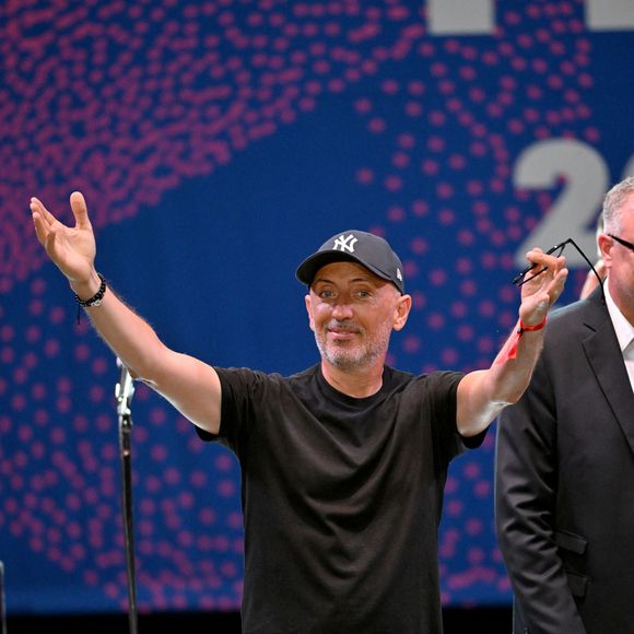 Gad Elmaleh a remis le Trophée Ferret en compagnie de Christian Estrosi, le maire de Nice, venu en famille, à la chanteuse américaine Stella Cole, après son concert sur la scène du Théâtre de Verdure durant le Nice Jazz Fest à Nice, le 21 août 2024. Gad Elmaleh a un projet de Festival d'Humour dont il serait le directeur artistique et qui devrait se dérouler à Nice en octobre 2025. Jubil, c'est le nom provisoire du festival qui est créé avec Grégoire Furrer, qui est à la tête du Montreux Comedy Festival.
Dès 2022, le joaillier Ferret s'est engagé en tant que Mécène du Nice Jazz Festival, en soutenant plus spécifiquement la scène 100% Jazz proposée par la Ville de Nice au Théâtre de Verdure, et en remettant chaque année le Trophée Ferret à un(e) artiste étoile du jazz. La Maison Ferret a choisi de mettre en avant l’art de la sculpture et l’art de la joaillerie en présentant un trophée Love Nice Jazz Festival, en collaboration avec Stéphane Cipre. © Bruno Bebert / Bestimage