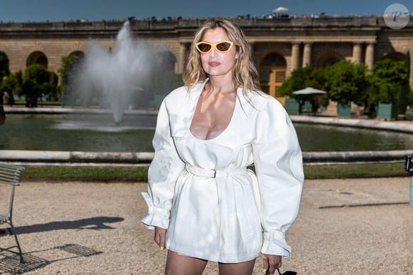 Il n&#039;en a pas fallu plus aux internautes pour y voir un manque de politesse et d&#039;élégance 

Laetitia Casta au photocall du défilé Jacquemus de la mode homme Printemps/Été 2026 dans le cadre de la Fashion Week de Paris dans les jardins de l’Orangerie à Versailles, France, le 29, 2025. © Olivier Borde/Bestimage