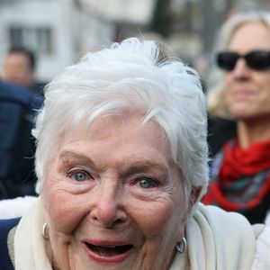 Avec humour, elle a souligné qu'il s'agissait de son tout premier théâtre.

Line Renaud, 97 ans, a inauguré un jardin public qui porte son nom, à Lille, France, le mercredi 17 décembre 2025. © Claude Dubourg/Bestimage
