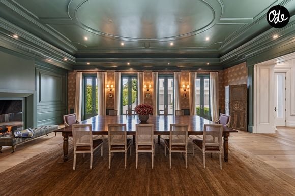 L’ancienne propriété de Ben Affleck et Jennifer Lopez à Beverly Hills s’étend sur près de deux hectares. La résidence compte 12 chambres, 24 salles de bains, une piscine à débordement, un vaste complexe sportif et un garage pouvant accueillir 12 voitures. Crédit photo : Simon Berlyn.
