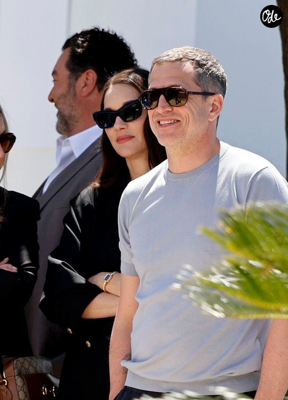 ajoutant une dimension familiale inédite à cette œuvre sombre.

Marion Cotillard et le réalisateur Guillaume Canet au photocall du film "Karma" lors du 79ème Festival International du Film de Cannes (12 - 23 mai 2026), le 16 mai 2026. © Jacovides / Moreau / Bestimage