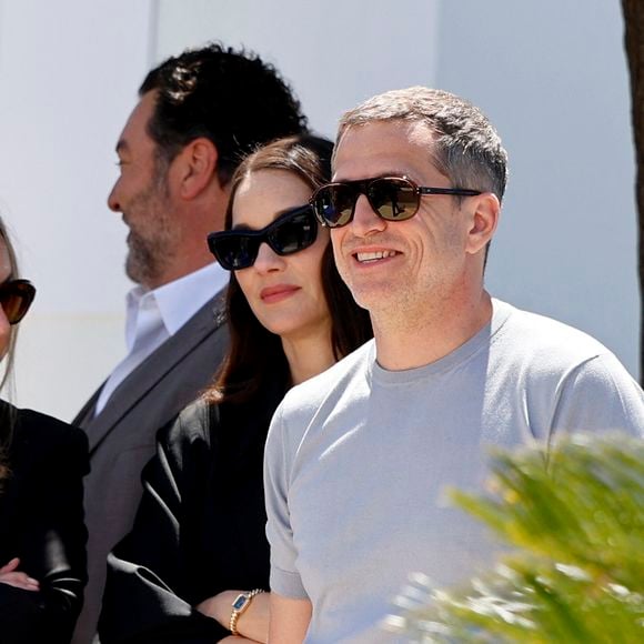 ajoutant une dimension familiale inédite à cette œuvre sombre.

Marion Cotillard et le réalisateur Guillaume Canet au photocall du film "Karma" lors du 79ème Festival International du Film de Cannes (12 - 23 mai 2026), le 16 mai 2026. © Jacovides / Moreau / Bestimage