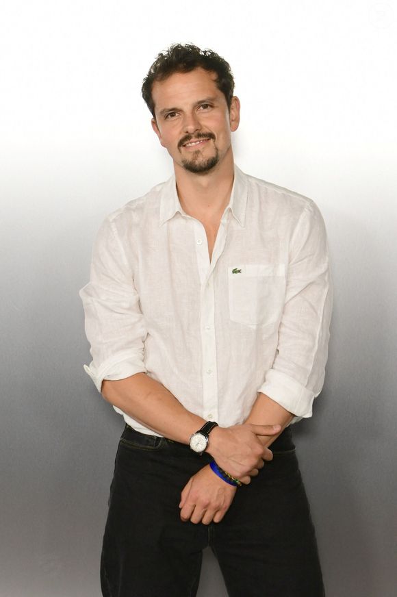 Juan Arbeláez au photocall de la soirée Lacoste X Chien 51 au club Silencio en marge du 78ème Festival International du Film de Cannes, France, le 18 mai 2025. 

© Romain Doucelin/Bestimage