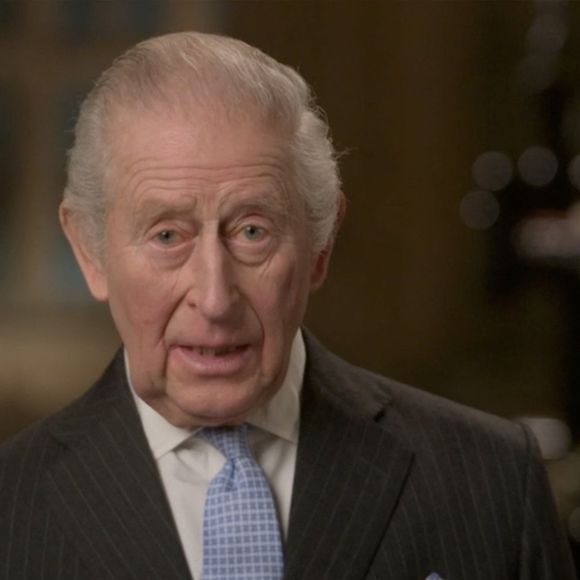 Le roi Charles III d'Angleterre souhaite un joyeux Noël à ses compatriotes depuis la chapelle de l'abbaye de Westminster. Photo par JLPPA / Bestimage