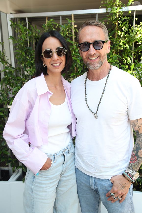 Exclusif - Philippe Caverivière (Chroniqueur du « Quotidien TV ») et sa femme Sarah aux Internationaux de France de Tennis de Roland Garros 2023 - Jour 09 - à Paris, France,  le 5 juin 2023. © Bertrand Rindoff/Bestimage