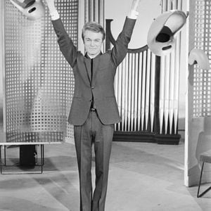 Archives - En France, à Paris, Claude François sur le plateau de l'émission YO YE YE le 23 mars 1964.