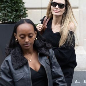 Angelina Jolie quitte son hôtel avec sa fille Zahara pour se rendre sur le tournage du film "Stitches" à Paris le 11 décembre 2024. © Cyril Moreau/Bestimage