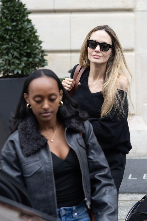 Angelina Jolie quitte son hôtel avec sa fille Zahara pour se rendre sur le tournage du film "Stitches" à Paris le 11 décembre 2024. © Cyril Moreau/Bestimage