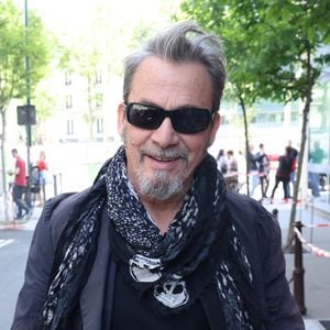 Florent Pagny quitte les studios RTL à Neuilly-sur-Seine le 2 Mai 2025. © Denis Guignebourg/BestImage