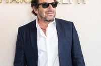 Vidéos - Patrick Bruel Les célébrités au défilé Tamara Ralph en marge de la Fashion Week Haute Couture à Paris, France, le 7 juillet 2025. 
Crédit : Florian Savina / Bestimage