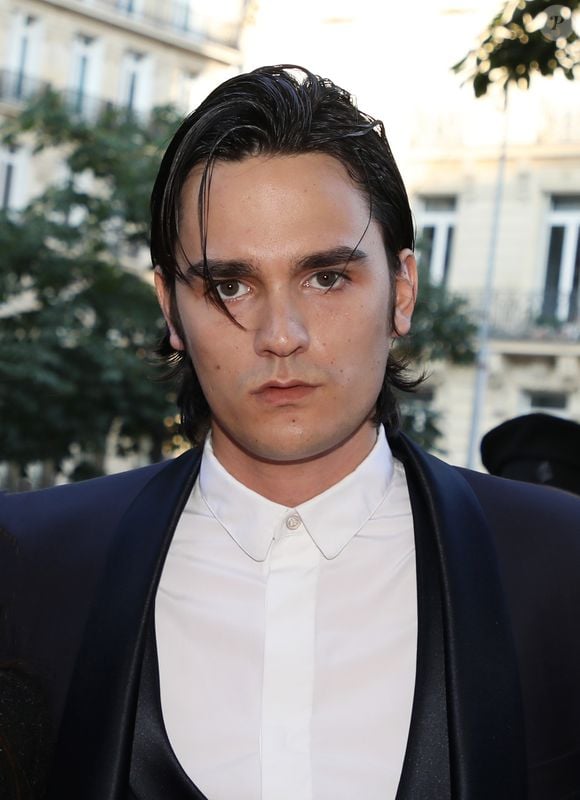 Selon lui, la maison représente un lieu symbolique où son père souhaitait rester et que ses enfants prendraient soin. 

Alain-Fabien Delon aux arrivées de la 10ème édition du "Global Gift Gala" à l'hôtel Four Seasons George V à Paris, le 3 juin 2019. © Denis Guignebourg/Bestimage