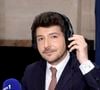 Conseillé par son collègue Gauthier, il a changé ses plans : “il m’a dit au moment où tu vas récupérer ta bague, tu n’auras qu’une envie, c’est de lui demander le soir même”. 

Eliot Deval Lors du bicentenaire de Hachette livre au Palais Brongniart " Les grandes rencontres Hachette " le 14 mars 2026. © Cédric Perrin/Bestimage