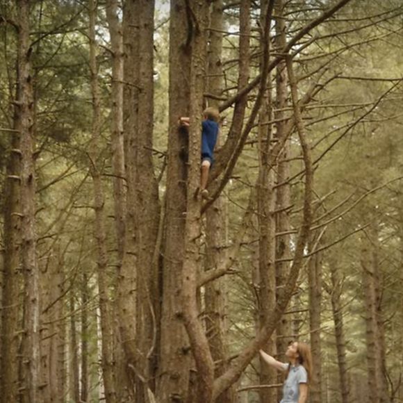 Kate Middleton en a fini avec la chimiothérapie et annonce dans une vidéo publiées sur les réseaux sociaux le 9 septembre 2024 qu’elle reprend ses activités.
Traitée pour un cancer dont elle n’a pas dévoilé la nature, la princesse de Galles a publié une vidéo où on la voit notamment entourée du prince William et de leurs enfants, le prince George, la princesse Charlotte et le prince Louis.
© Prince and Princess of Wales Instagram via Bestimage