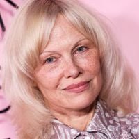 Pamela Anderson sans maquillage : elle ne doit son teint radieux qu'à sa propre marque de cosmétiques
