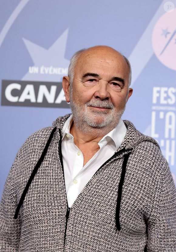Lors de cette cérémonie, Gérard Jugnot a confié avec émotion : "Christian disait que tu méritais au moins une avenue. Moi, je dirais une place. Cette place que tu as déjà dans notre cœur et celle de milliers de Français", comme le révèle "Le Parisien".

Gérard Jugnot lors du 29ème Festival International du Film de Comédie de l'Alpe d'Huez, le 22 Janvier 2026. 

Photo : Dominique Jacovides / Bestimage