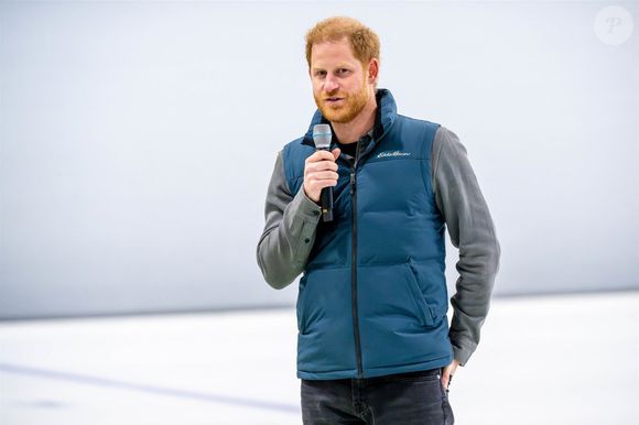 Le "Daily Mail" révèle que le Prince Harry a entrepris des démarches administratives pour ses enfants qui laisseraient entendre qu'ils pourraient choisir leur avenir.

Meghan Markle, duchesse de Sussex, assiste au dernier jour de l'événement One Year to Go avant les Invictus Games Vancouver Whistler 2025 et fait du curling au Vancouver Curling Club au Hillcrest Community Centre à Vancouver, Canada.

Backgrid USA / Bestimage