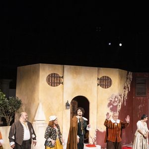 Pour célébrer ses 60 ans de carrière, l'artiste de 78 ans réunit d'ailleurs trois de ses enfants sur scène.

Exclusif - Christophe Vericel, Gersende Perrin, Louis Perrin, Francis Perrin, Clarisse Perrin et la troupe - Représentation de la pièce "L'école des femmes" avec F.Perrin lors du festival de Ramatuelle au théâtre de Verdure le 10 août 2022. 

© Cyril Bruneau / Festival de Ramatuelle / Bestimage