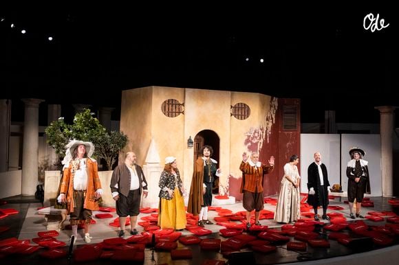Pour célébrer ses 60 ans de carrière, l'artiste de 78 ans réunit d'ailleurs trois de ses enfants sur scène.

Exclusif - Christophe Vericel, Gersende Perrin, Louis Perrin, Francis Perrin, Clarisse Perrin et la troupe - Représentation de la pièce "L'école des femmes" avec F.Perrin lors du festival de Ramatuelle au théâtre de Verdure le 10 août 2022. 

© Cyril Bruneau / Festival de Ramatuelle / Bestimage