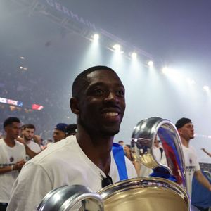 Pour l'occasion, l'attaquant parisien arborait une montre d'exception de la marque Richard Mille.

Ousmane Dembele - Le PSG célèbre son titre de Champion d'Europe 2026 avec ses supporters au Parc des Princes à Paris le 31 mai 2026.
© Pool / Xavier Laine via PsnewZ / Bestimage