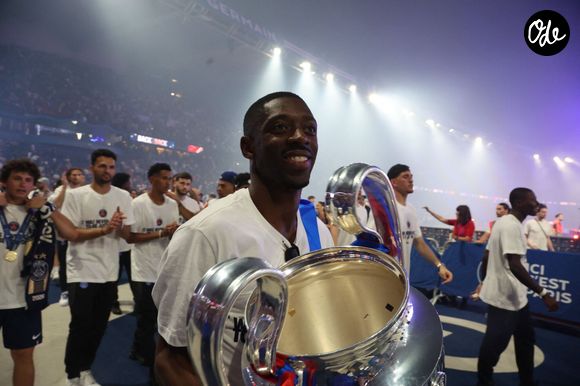 Pour l'occasion, l'attaquant parisien arborait une montre d'exception de la marque Richard Mille.

Ousmane Dembele - Le PSG célèbre son titre de Champion d'Europe 2026 avec ses supporters au Parc des Princes à Paris le 31 mai 2026.
© Pool / Xavier Laine via PsnewZ / Bestimage