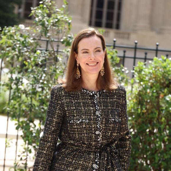 Carole Bouquet - Les célébrités arrivent au défilé Chanel Collection Haute Couture Automne/Hiver 2025-2026 lors de la Fashion Week de Paris (PFW), le 8 juillet 2025. 
© Denis Guignebourg / Bestimage