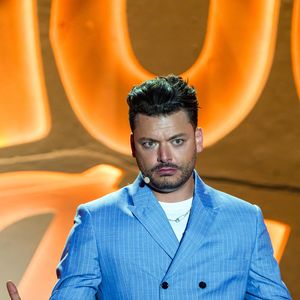 Exclusif - Kev Adams - Jour 2 - Enregistrement de l'émission "L'humour à la plage" pour le 1er festival de Juan les Pins à la pinède Gould le 5 juillet 2024.
C'est l'humoriste français K.Adams qui a initié et mis en scène ce festival dans la ville de ses grand-parents où il a passé ses vacances quand il était plus jeune. Sa grand-mère fait partie du Show aux côtés d'un plateau d'humoristes exceptionnels.
Kev Adams réalise son rêve d'enfance et vous invite à la première édition de « L'Humour à la Plage », un gala d'humour inédit. Organisé à Juan-les-Pins, sa ville de cœur, le festival a été un véritable succès.

Un cadre de rêve face à la mer

Située en plein cœur de la Riviera française, la pinède de Juan-les-Pins, célèbre pour son festival de Jazz, s'est transformée cet été en une vibrante scène du rire pour accueillir cet événement exceptionnel. Sous les pins et face à la mer, le cadre offre une ambiance unique et chaleureuse, parfaite pour partager des moments de rire ensemble.

Une programmation exceptionnelle

Pour cette première édition du Gala « L’Humour à la Plage », Kev Adams s’est entouré des plus grands noms de l'humour, offrant des performances inédites et des moments inoubliables avec Franck Dubosc, Nawell Madani, Jarry, Booder, Chantal Ladesou, Hakim Jemili, Laurie Péret, David Voinson, Ilyes Djadel, Mado La Niçoise, Thomas Deseur, Philippe Caverivière, Caroline Vigneaux, Jérémy Nadeau et Samuel Bambi avec un clin d’œil de Denis Brogniart.

Une soirée d’humour en famille 

Le gala de « L'Humour à la Plage », pensé pour rassembler toutes les générations, se savoure aussi bien en famille qu'entre amis. Kev Adams y rend hommage à ses grands-parents avec des interventions touchantes de sa grand-mère, ajoutant une dimension personnelle et émotive à cette soirée exceptionnelle.

Au programme : des sketchs inédits, un décor somptueux, des duos surprenants, de la danse, de la musique, des happenings, des invités-surprises et un final grandiose, le tout face à la mer pour prolonger l’été en beauté.
 

Une première édition à ne pas manquer !
L'émission sera diffusée sur TF1 le 23 août. 

© JR Santini / Bruno Bebert / Bestimage