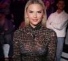 Malgré la fatigue, la jeune maman garde le sourire et multiplie les câlins pour tenter de venir à bout des pleurs. 

Exclusif - Kelly Vedovelli, sur le plateau de l’émission « TPMP » La dernière sur C8,  présentée par C.Hanouna et diffusée en direct sur C8, Paris, France, le 27 fevrier 2025. © Jack Tribeca / Bestimage