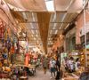 Ce lieu discret est difficile à trouver et se situe dans la medina de Marrakech, ce qui renforce son côté “caché”.

La medina de Marrakech - Pexels