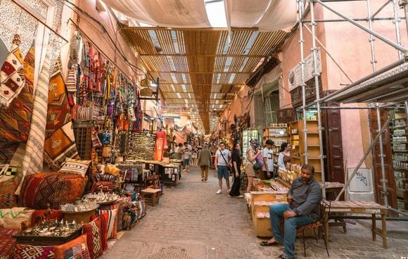 Ce lieu discret est difficile à trouver et se situe dans la medina de Marrakech, ce qui renforce son côté “caché”.

La medina de Marrakech - Pexels