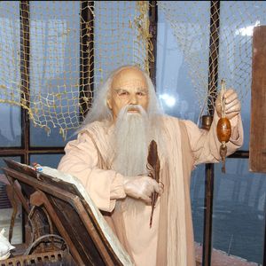 L'émission Fort Boyard fête cette année ses 15 ans. Le Père Fouras pose à l'intérieur du fort lors de l'ouverture de la nouvelle saison, le 29 mai 2004. Photo : François-Xavier Lamperti/ABACA.
