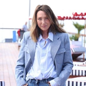 Enregistré plusieurs mois avant le disparition de l'icône du cinéma en avril dernier, le single a vu son sens initial totalement bouleversé à l'annonce du décès.
Laura Smet lors du photocall de "Surface" sur la plage du Majestic lors du festival CanneSeries saison 8 à Cannes, France, le 28 avril 2025.
© Denis Guignebourg/Bestimage
