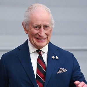 Le Roi Charles III d'Angleterre célèbre le 80ème anniversaire de Mission Aviation Fellowship (MAF), l'opérateur aérien humanitaire à Ruislip, près de Londres le 3 avril 2025. © Eddie Mulholland/WPA-Pool / Julien Burton via Bestimage