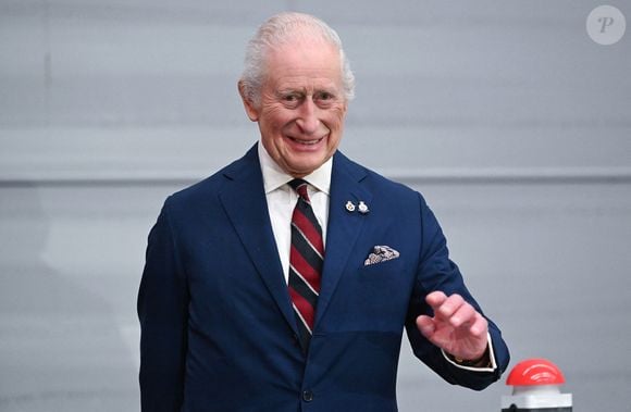 Le Roi Charles III d'Angleterre célèbre le 80ème anniversaire de Mission Aviation Fellowship (MAF), l'opérateur aérien humanitaire à Ruislip, près de Londres le 3 avril 2025. © Eddie Mulholland/WPA-Pool / Julien Burton via Bestimage