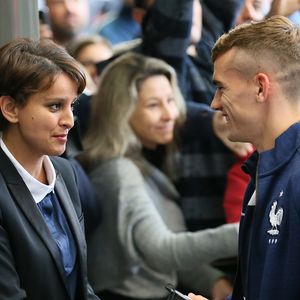 Najat Vallaud-Belkacem et Antoine Griezmann - La ministre des sports Najat Vallaud-Belkacem accueille l'équipe de France de football à leur arrivée à l'hôtel de Porto Alegre au Brésil, le 14 juin 2014.
