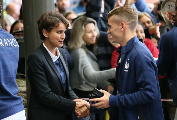 Najat Vallaud-Belkacem et Antoine Griezmann - La ministre des sports Najat Vallaud-Belkacem accueille l'équipe de France de football à leur arrivée à l'hôtel de Porto Alegre au Brésil, le 14 juin 2014.