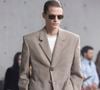 La maison de haute couture a dévoilé pas moins de 40 looks délicats sublimés par des teintes minérales.

Défilé de mode homme Saint Laurent Printemps/Eté 2027 dans le cadre de la Fashion Week de Paris le 23 juin 2026.

© Bestimage