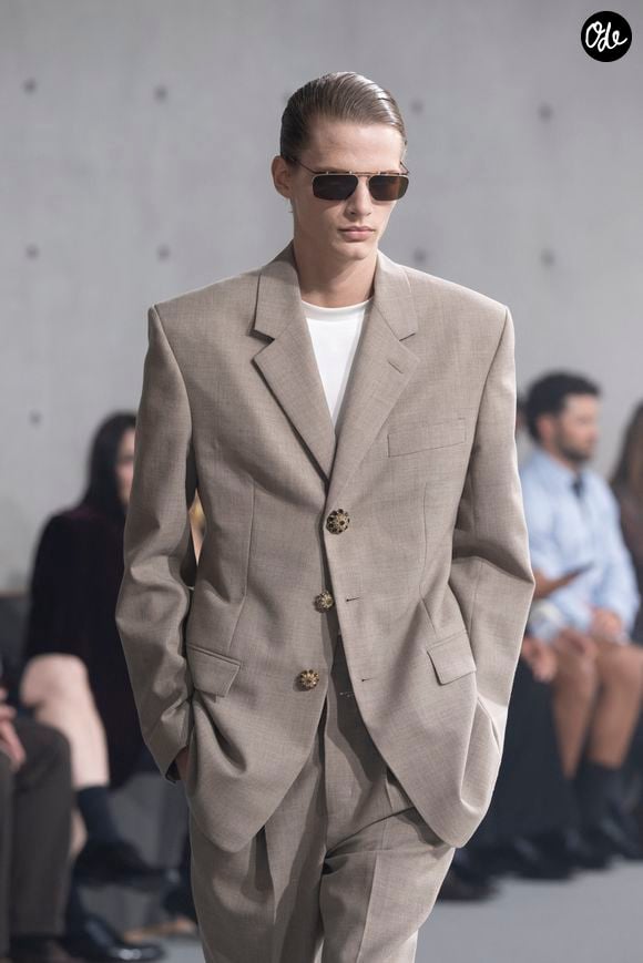 La maison de haute couture a dévoilé pas moins de 40 looks délicats sublimés par des teintes minérales.

Défilé de mode homme Saint Laurent Printemps/Eté 2027 dans le cadre de la Fashion Week de Paris le 23 juin 2026.

© Bestimage