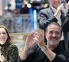 Il mise sur des valeurs simples comme la politesse, la gentillesse et l'amabilité.

Jean Dujardin et sa femme Nathalie Péchalat (nouvelle présidente de l'association "Premiers de Cordée") - Dîner de charité Breitling à la Samaritaine pour l'association "Premiers de Cordée" à Paris le 4 avril 2024. . Rachid Bellak/Bestimage