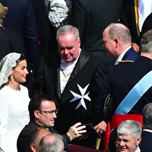 Les interactions publiques entre les deux couples demeurent très rares. 

Le roi Felipe VI et la reine Letizia d'Espagne, le prince Albert II de Monaco, le Grand-Duc Henri de Luxembourg avec femme Marie-Thérèse de Luxembourg assistent à la messe inaugurale du pape Léon XIV pour le début de son pontificat sur la place Saint-Pierre au Vatican à Rome, Italie, le 18 mai 2025. © Christian Liewig/Bestimage