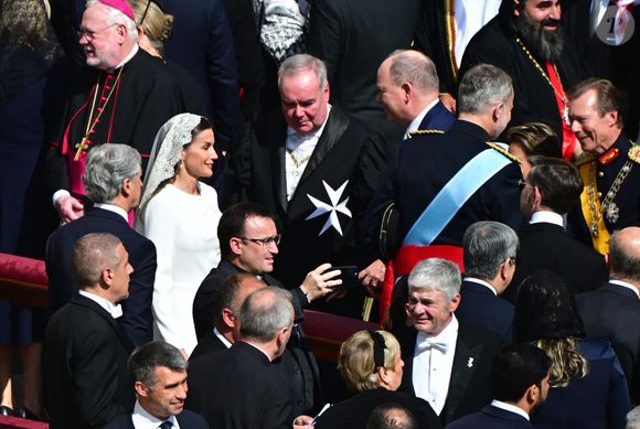 Les interactions publiques entre les deux couples demeurent très rares. 

Le roi Felipe VI et la reine Letizia d'Espagne, le prince Albert II de Monaco, le Grand-Duc Henri de Luxembourg avec femme Marie-Thérèse de Luxembourg assistent à la messe inaugurale du pape Léon XIV pour le début de son pontificat sur la place Saint-Pierre au Vatican à Rome, Italie, le 18 mai 2025. © Christian Liewig/Bestimage